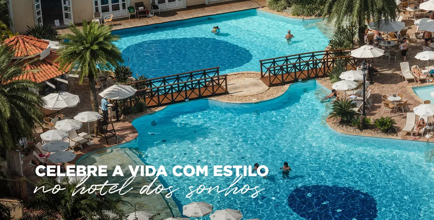 Piscina de resort de luxo com palmeiras, pontes e espreguiçadeiras brancas sob guarda-sóis; texto: “CELEBRE A VIDA COM ESTILO”