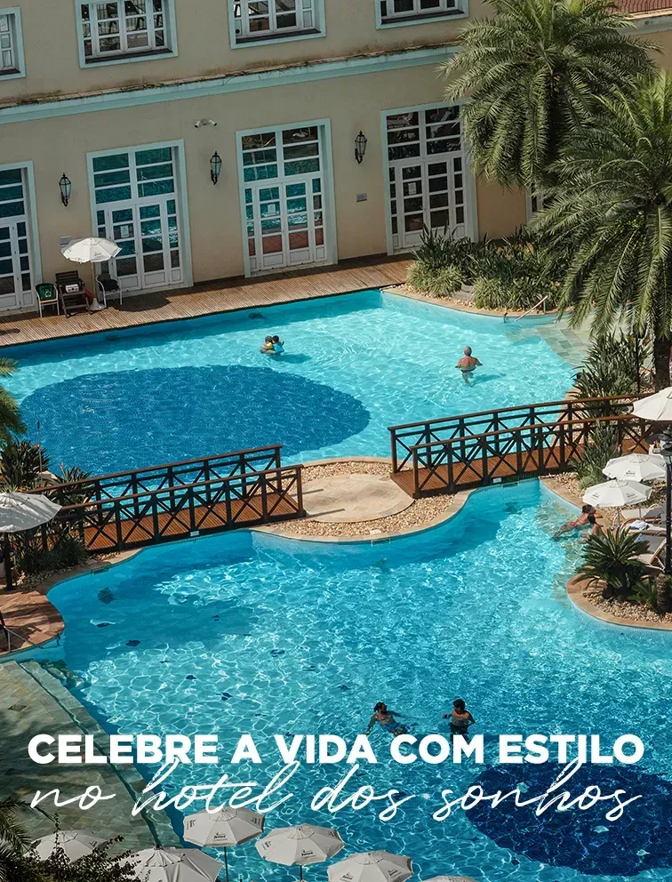 Piscina de resort de luxo com palmeiras e espreguiçadeiras, com texto sobreposto em português: “Celebre a vida com estilo”.