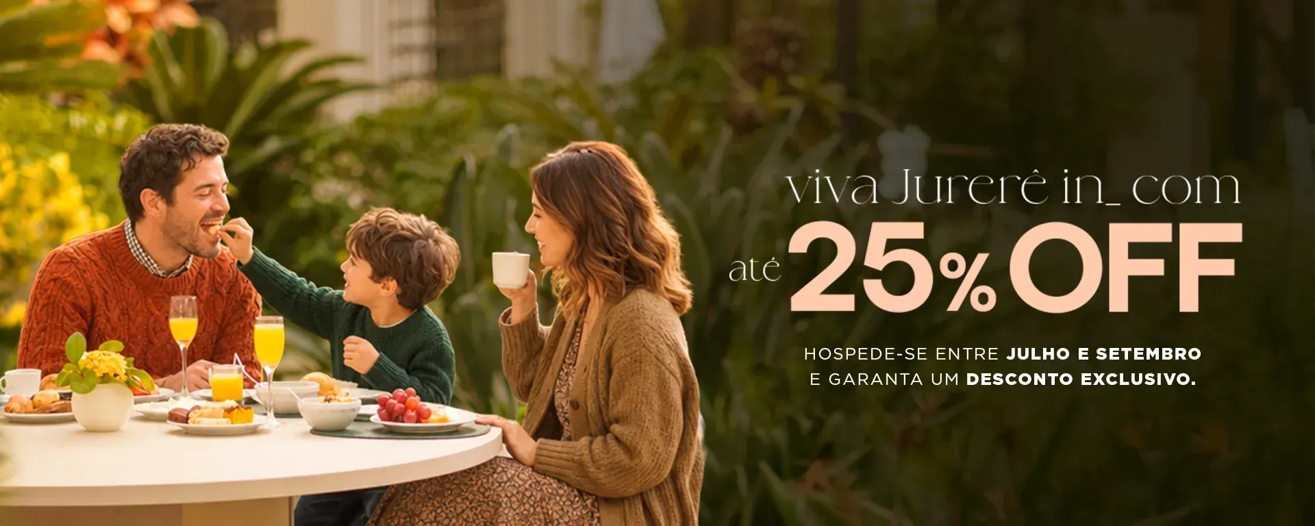 Jantar em família ao ar livre com uma oferta promocional de 25% de desconto exibida ao lado.