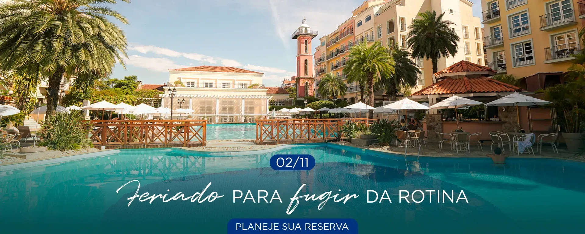 Piscina de resort de luxo com palmeiras e edifícios em estilo espanhol, ideal para uma rotina de férias relaxante.