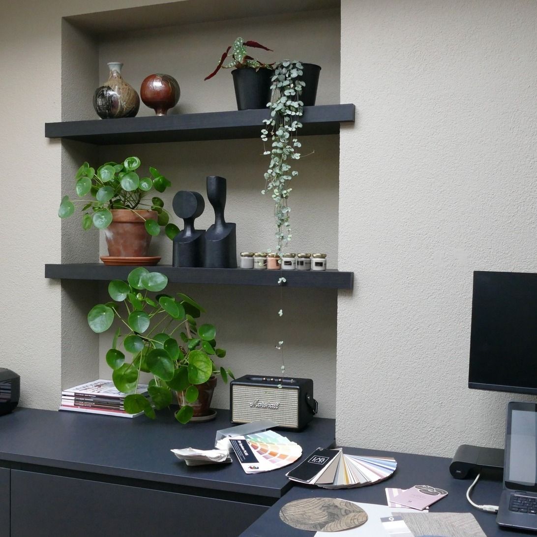 Een relax kantoor met al dit groen schappen met decoratieve objecten, donkere elementen Bureau kantoor Venlo