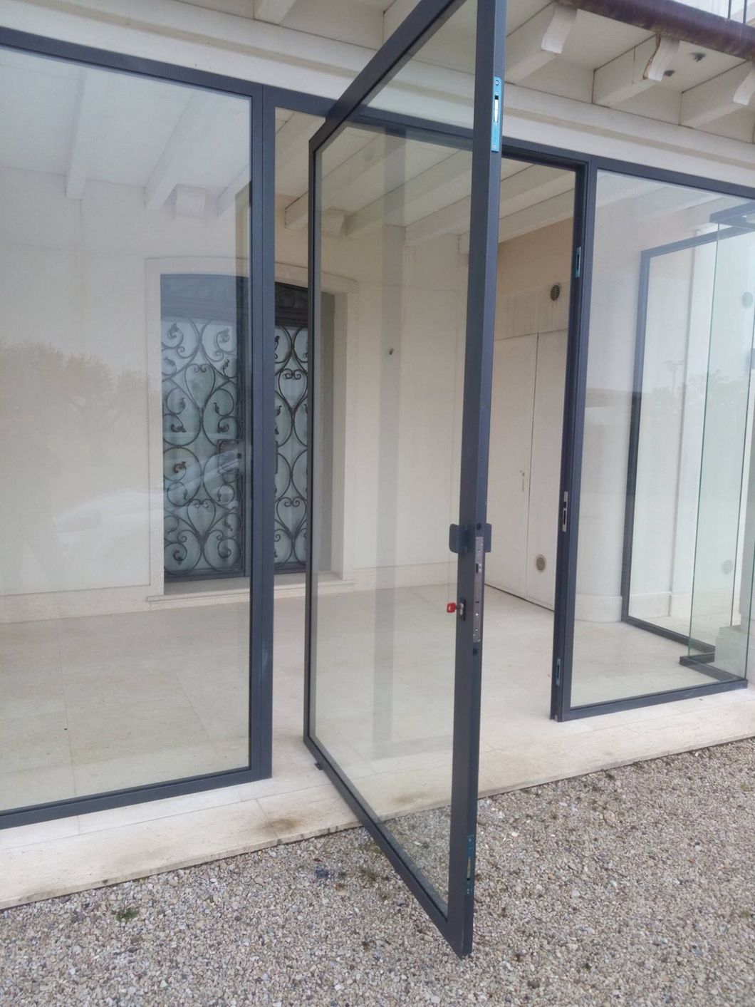 una porta di vetro è aperta in un edificio .