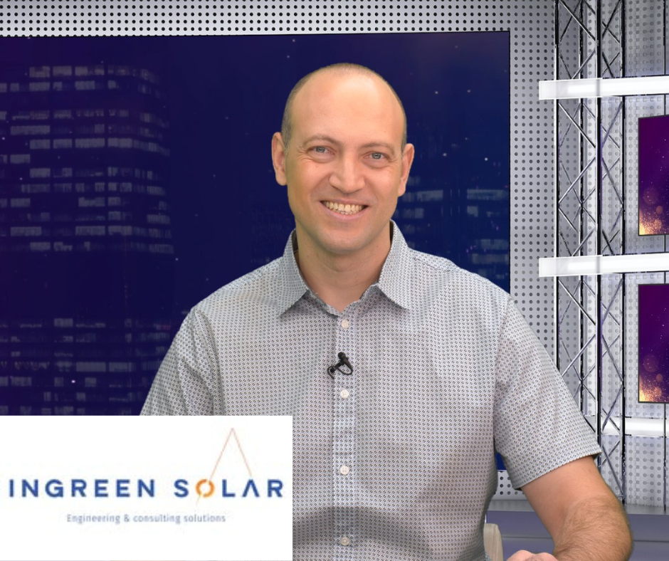 גבר מחייך בסטודיו, עם הלוגו של Ingreen Solar בפינה, על רקע העיר.