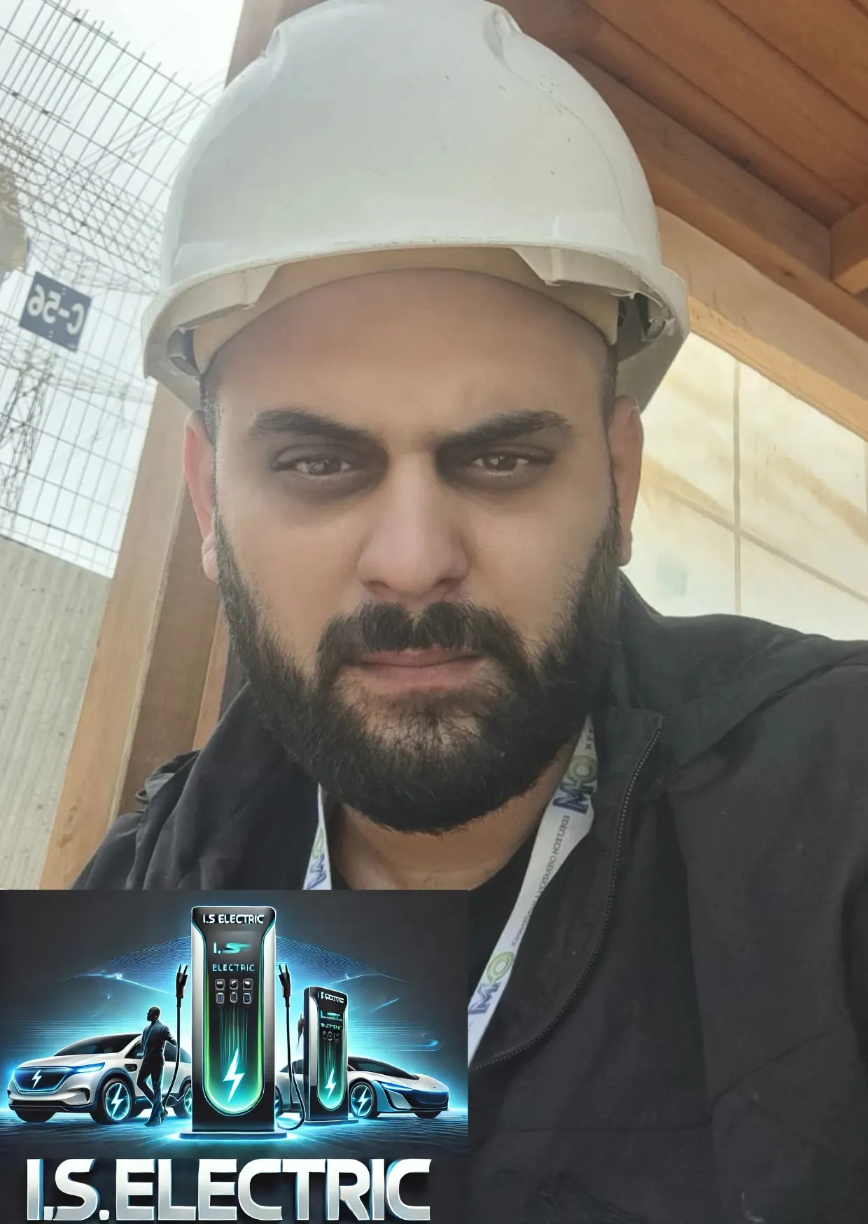 איציק סייחי רשמלאי ראשי עומד גל גג עם פאנליים סולאריים
