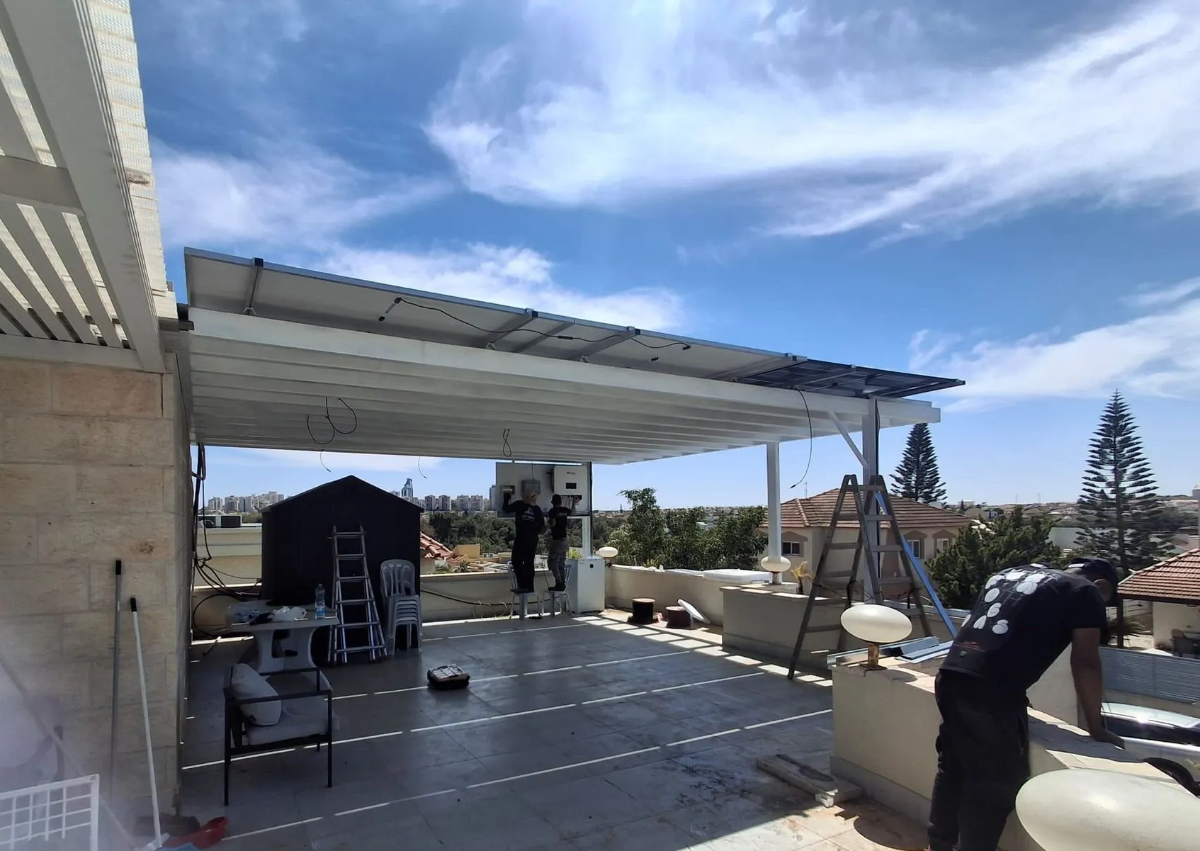פרגולה שחורה על בית, טקסט פתרון סולארי בעברית.