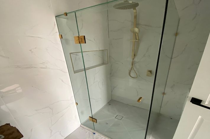 Shower Screen — Melbourne, VIC — Sunrise Shower Screens Shower Screen — Melbourne, VIC — Sunrise Shower Screens
