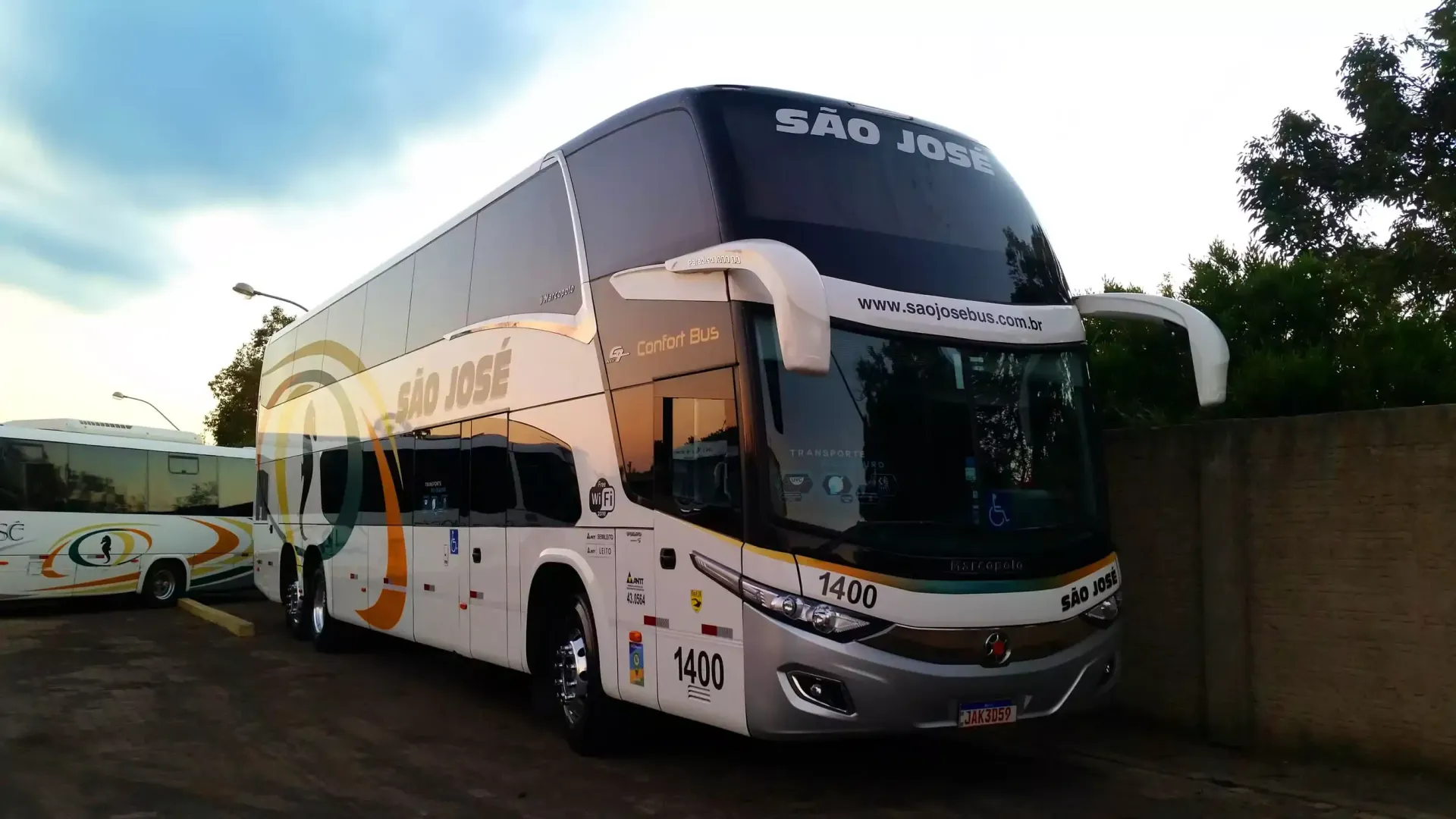 Um ônibus de dois andares da Expresso São José está estacionado em um estacionamento.