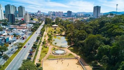 Uma vista aérea de uma praia em Torres no litoral Sul, com uma grande rocha no meio do oceano