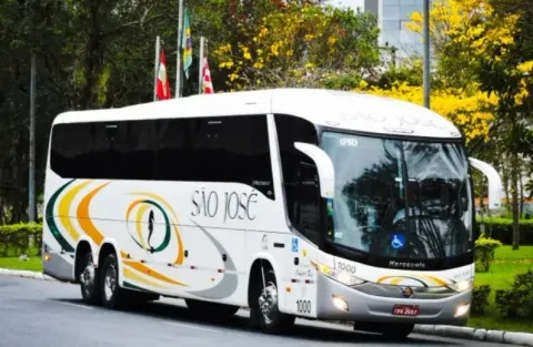Um ônibus branco da Expresso São José em movimento