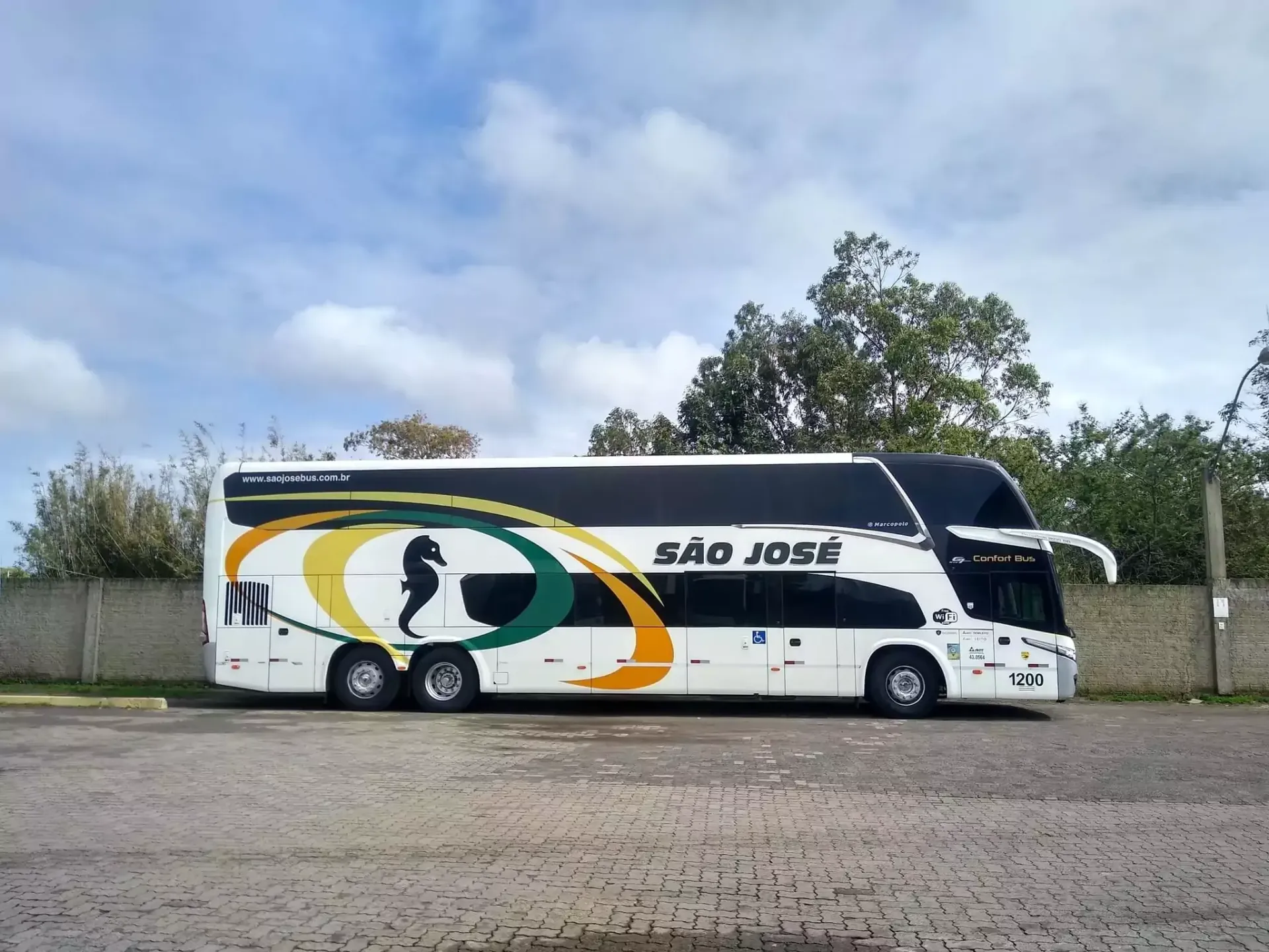 Um ônibus do Expresso São José está estacionado em um estacionamento