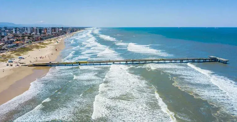 Uma vista aérea de um píer em Tramandaí no litoral Sul, no meio do oceano
