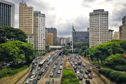 Uma vista aérea de um píer em Tramandaí no litoral Sul, no meio do oceano.