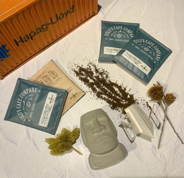 A container that has the word hapag-lloyd on it