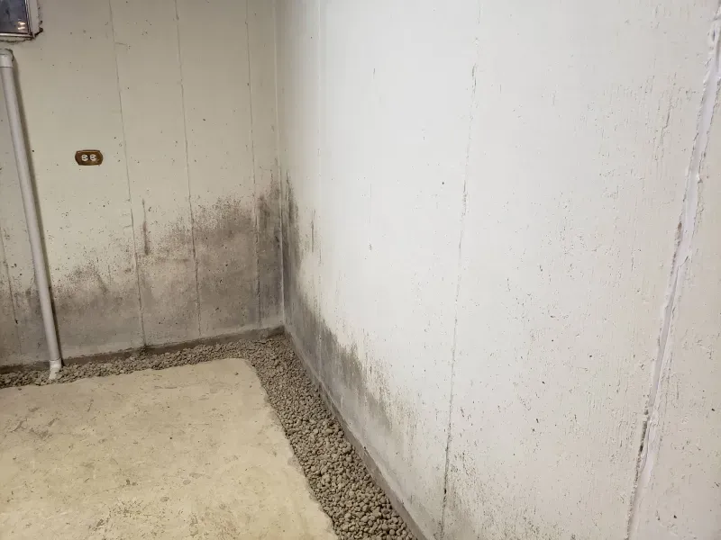 A room with a dirty wall and a dirty floor.