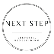 Logo reading “NEXT STEP” with “LEEFSTIJL BEGELEIDING” inside a thin double circle on white background