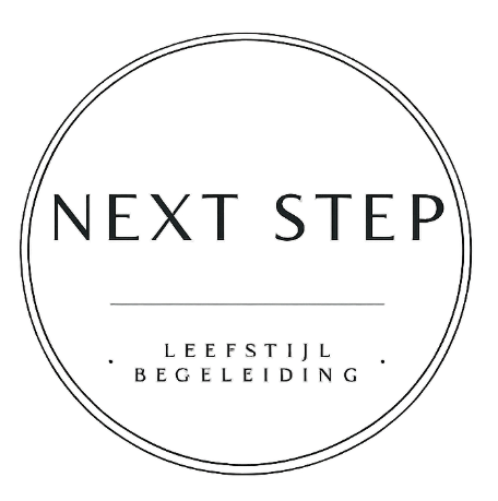 Logo reading “NEXT STEP” with “LEEFSTIJL BEGELEIDING” inside a thin double circle on white background