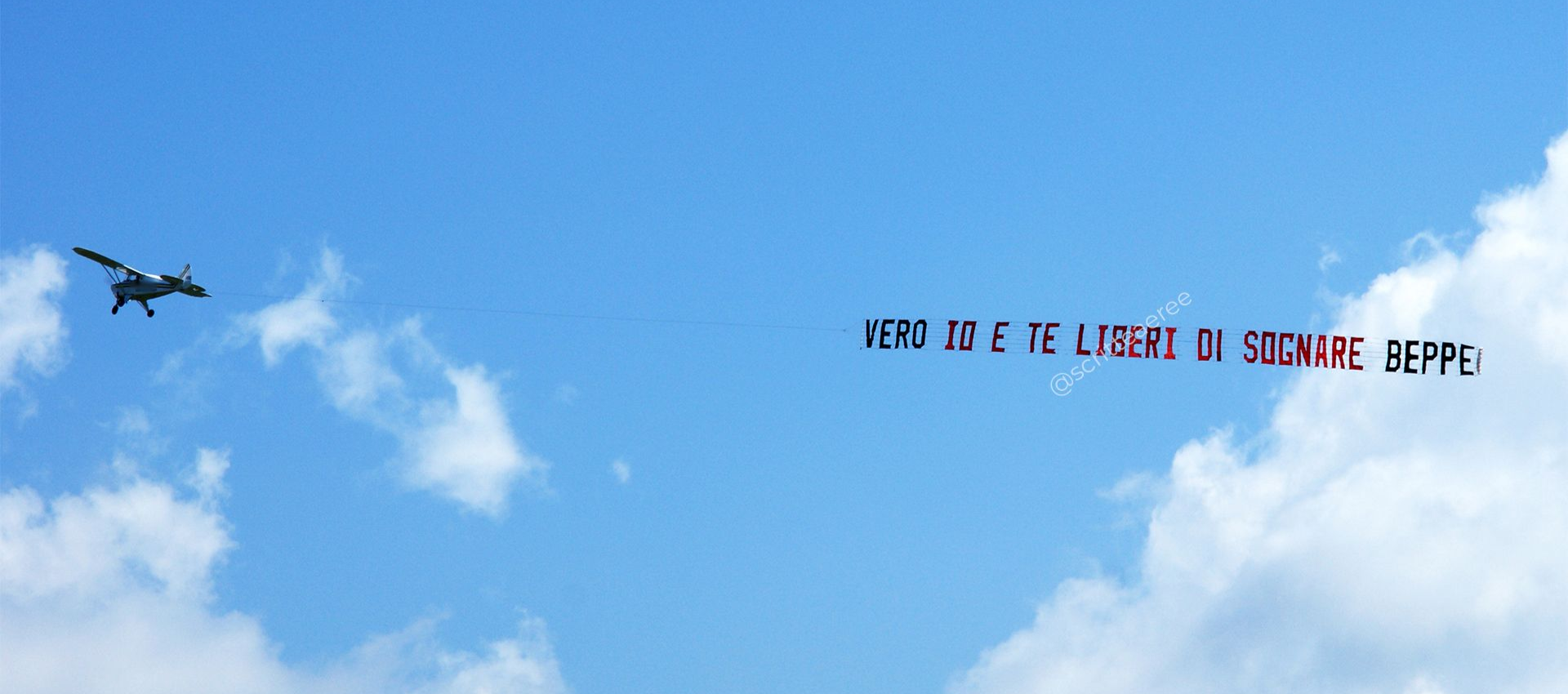 messaggio aereo con striscione liberi di sognare