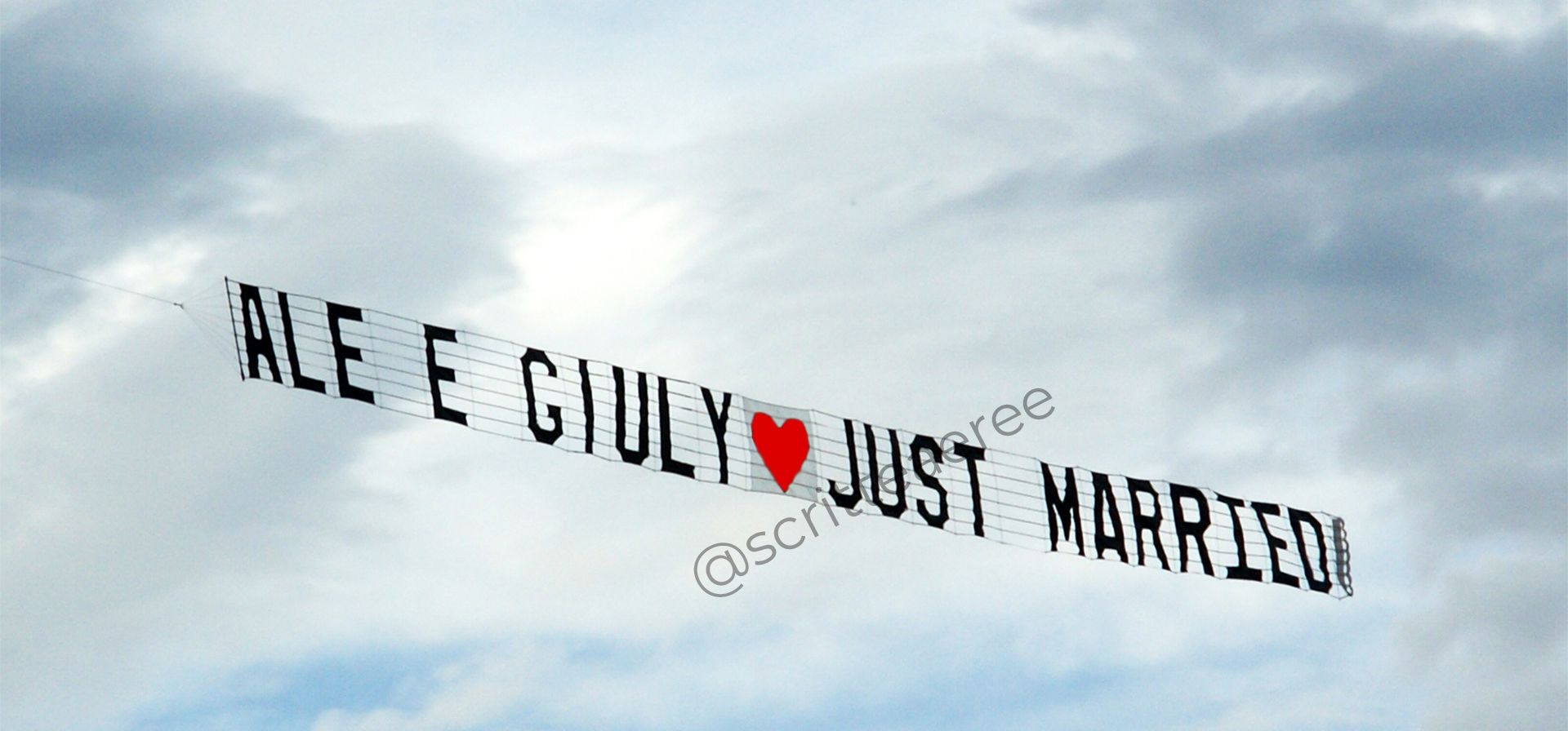 scritta aerea just married oggi sposi regalo di nozze aereo con striscione
