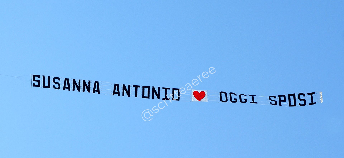 aereo con striscione, un messaggio aereo di regalo agli sposi