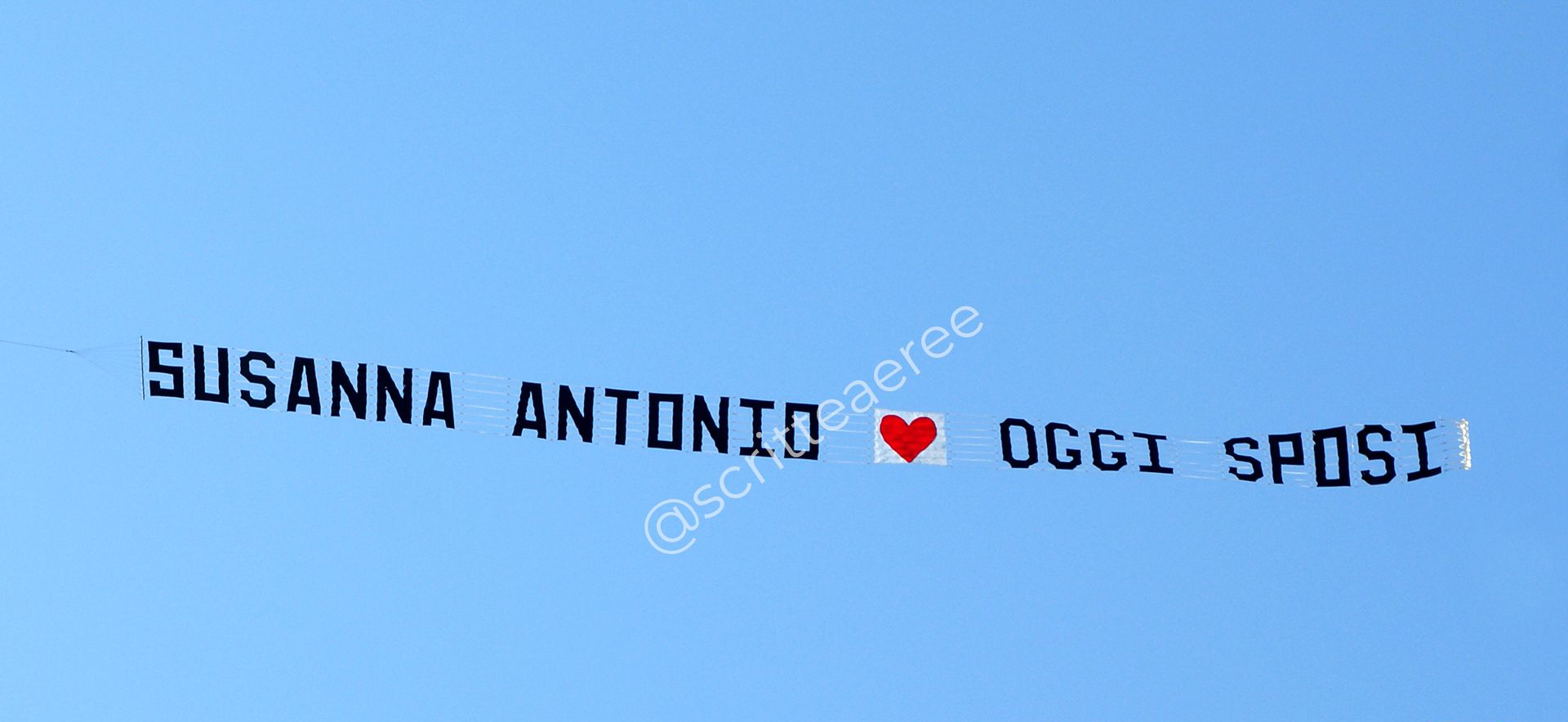 aereo con striscione, un messaggio aereo di regalo agli sposi