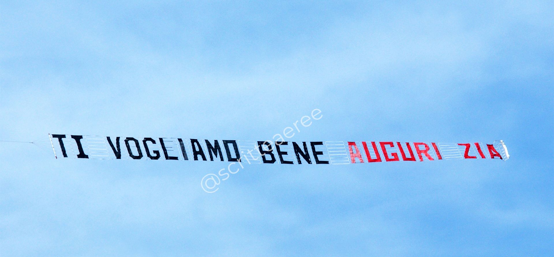 scritte aeree, messaggio aereo di auguri
