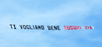 scritte aeree, messaggio aereo di auguri
