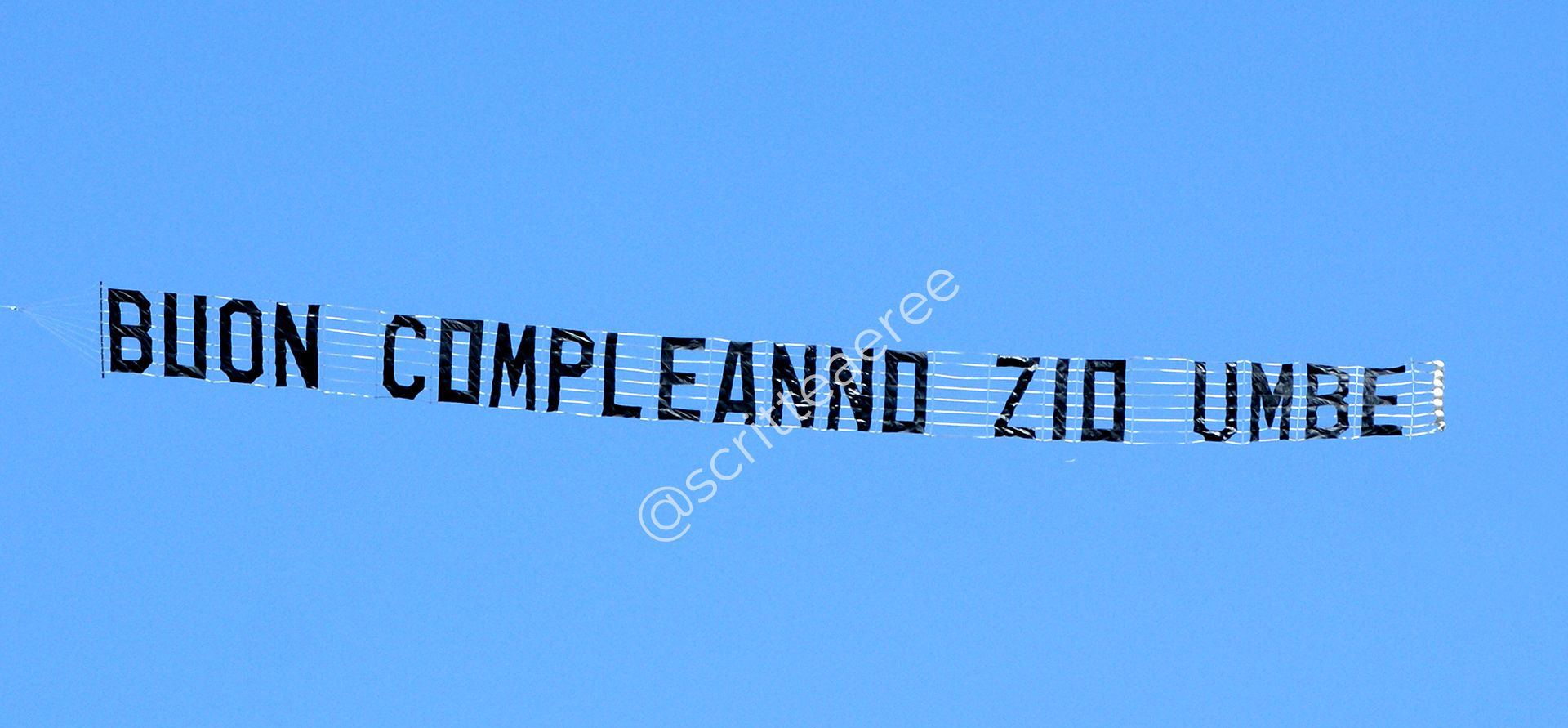 messaggio aereo augura buon compleanno