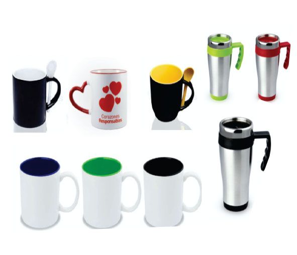 Una variedad de tazas de café están alineadas en una fila