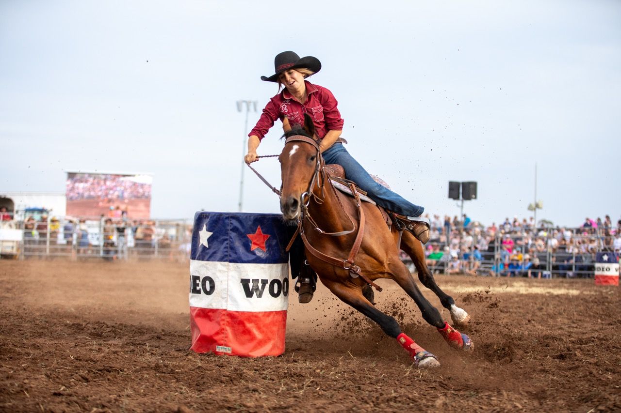 woman barrell racing