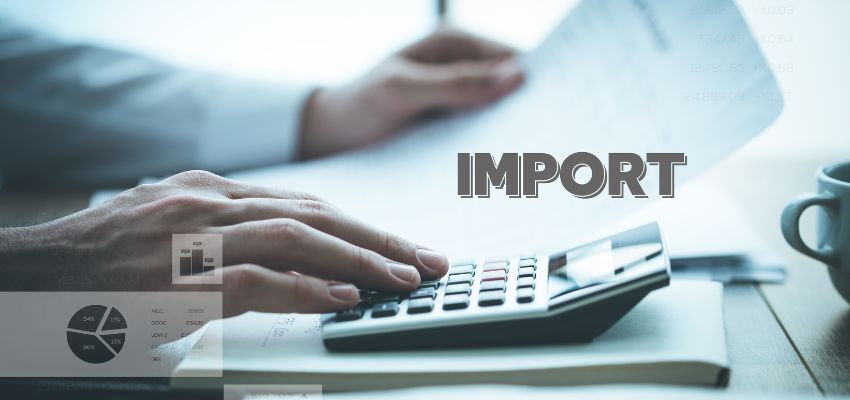 A professional using a Canada import duty calculator.