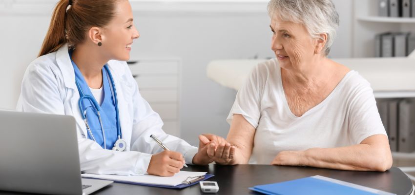 A woman with diabetes consults a doctor.