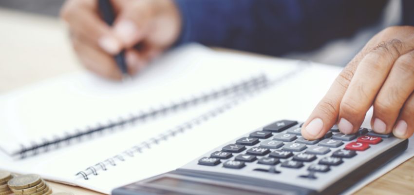 A Canadian accountant calculates GST import taxes.