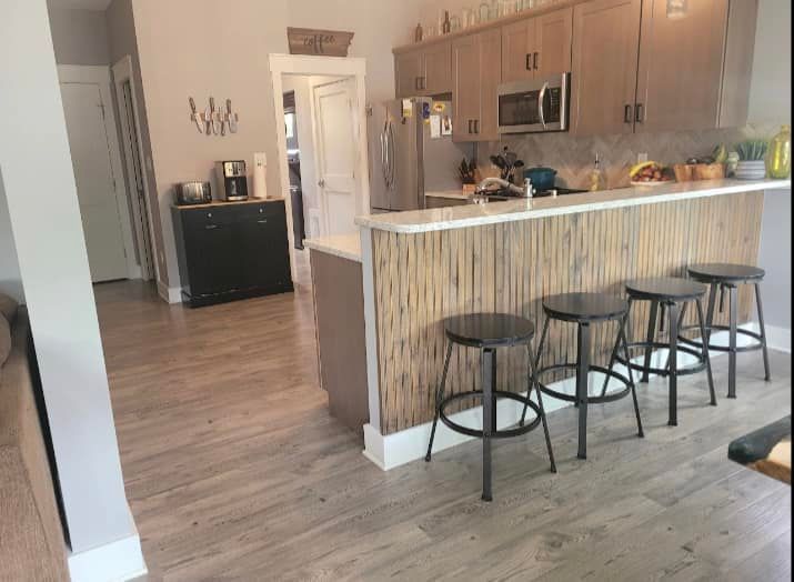 Kitchen with a Breakfast Bar With Seating