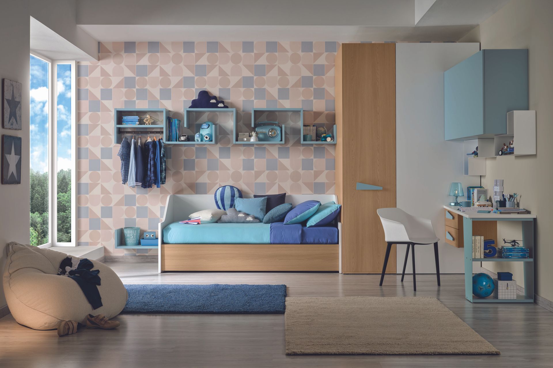 Una cucina con mobili bianchi, mobili in legno, tavolo e sedie.