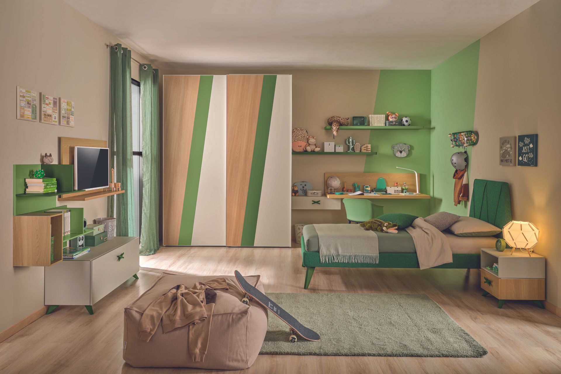 Una camera da letto con letto, scrivania, armadio, televisione e tappeto.