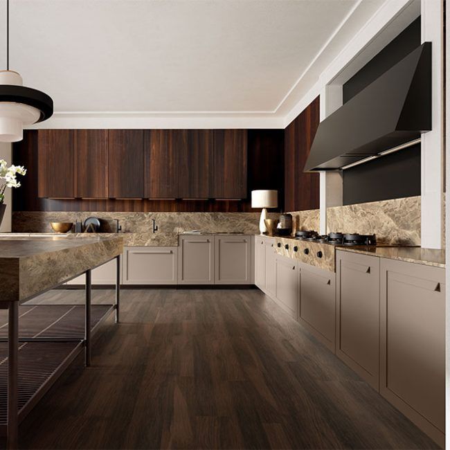 Una cucina con mobili bianchi, mobili in legno, tavolo e sedie.