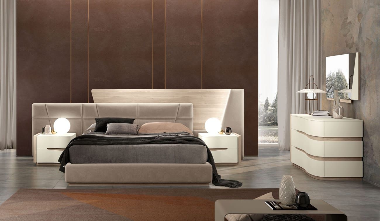 Una camera da letto con letto, cassettiera, comodino e specchio.