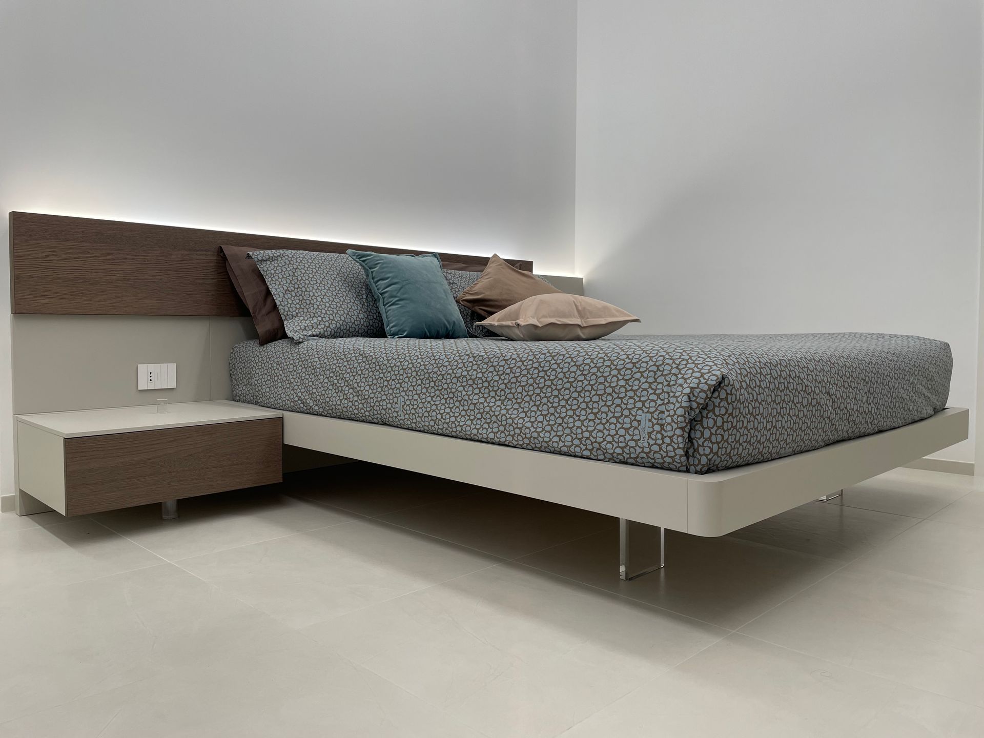 Un letto con un comodino accanto in una camera da letto.