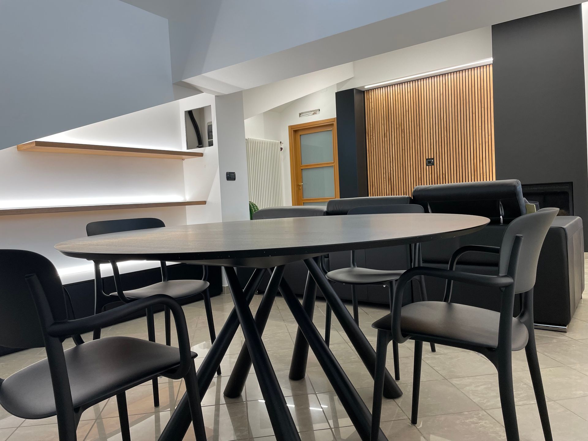Una sala da pranzo con tavolo e sedie