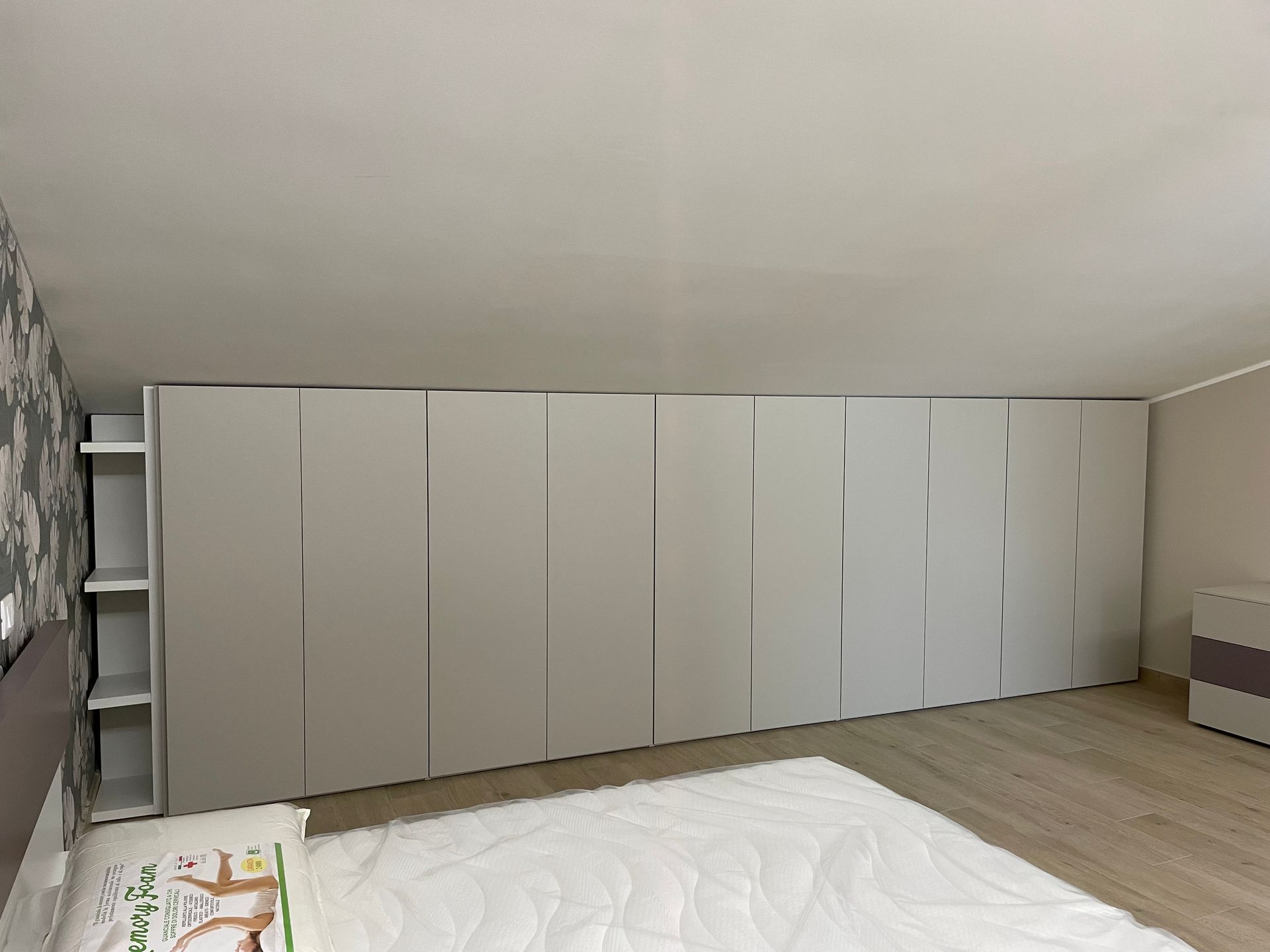 Una camera da letto con un letto e un ampio armadio
