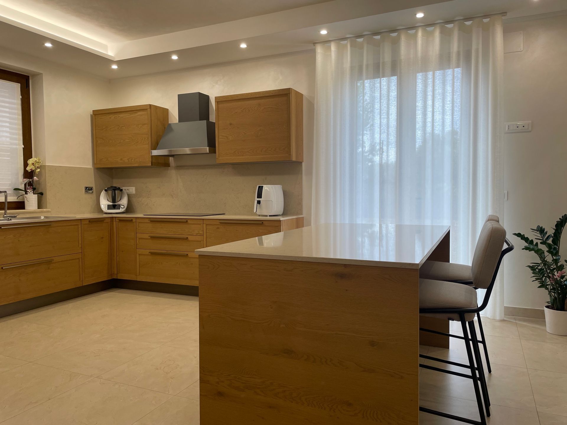 cucina con mobili in legno, tavolo e sedie.