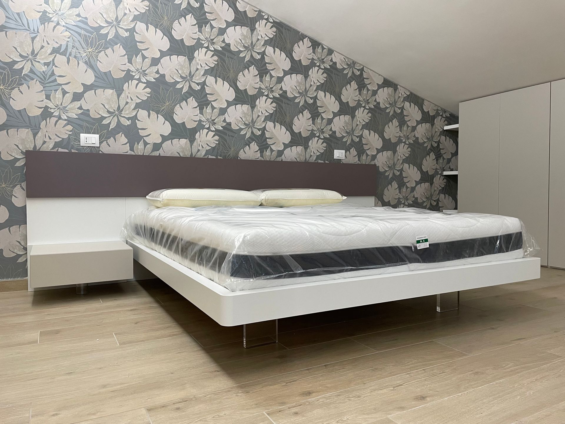 Un letto con un materasso sopra in una camera da letto