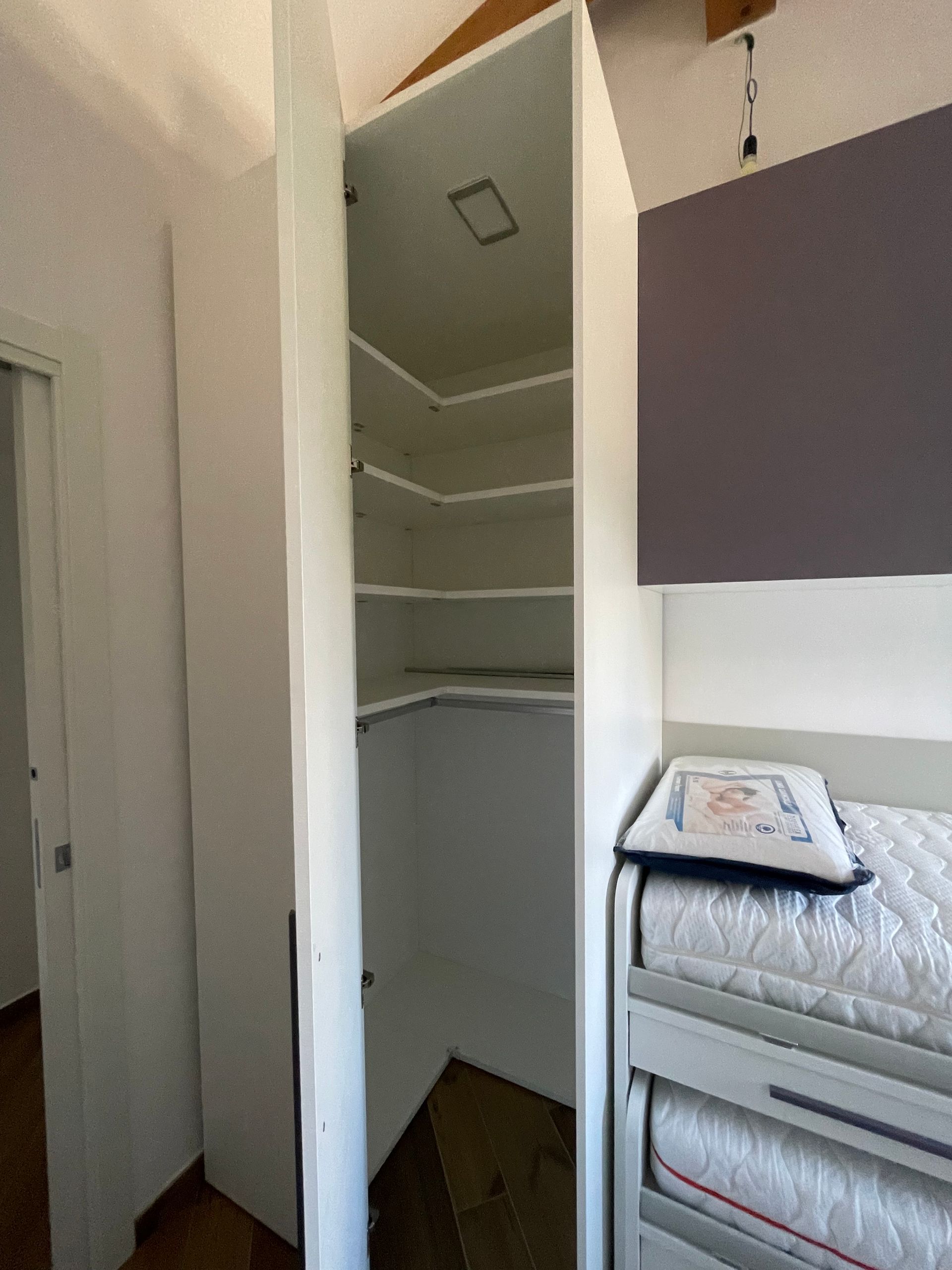 Una camera con letto a castello e armadio