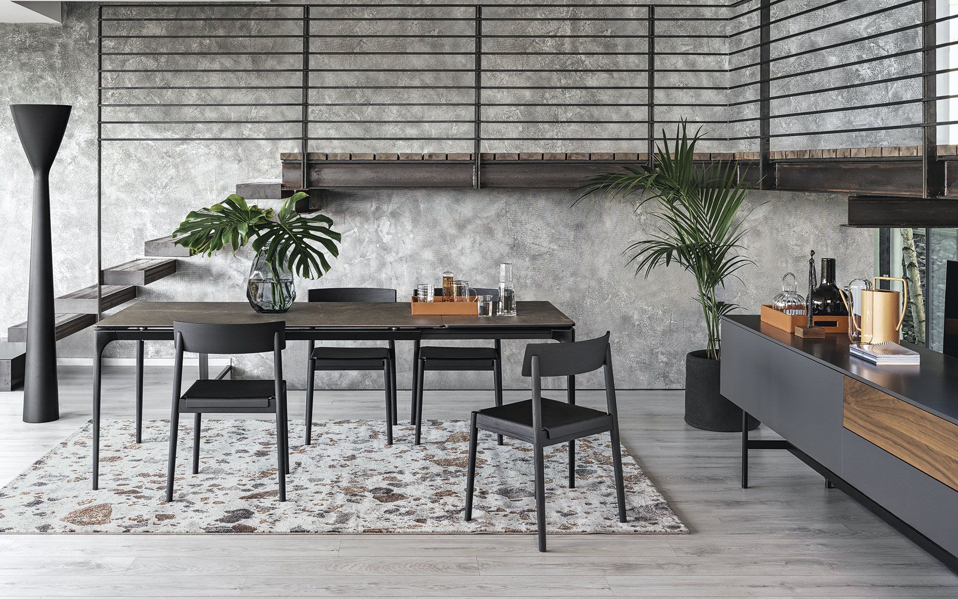 Una sala da pranzo con tavolo, sedie e tappeto.