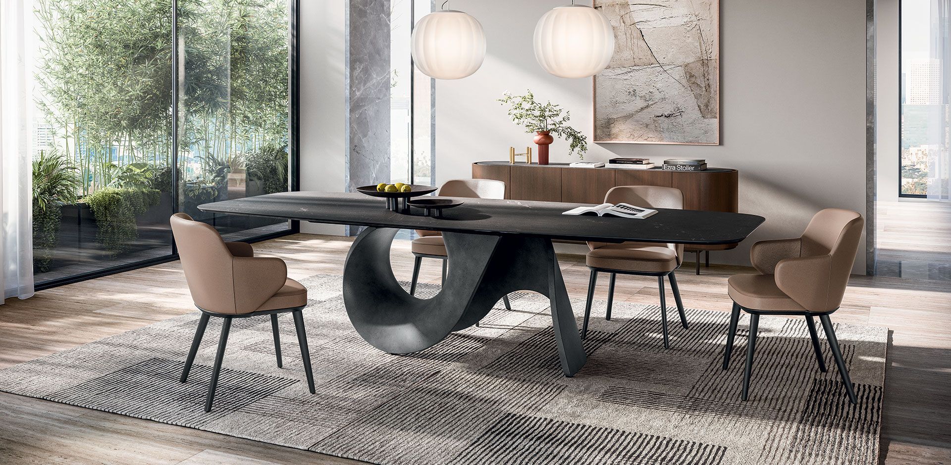 Una sala da pranzo con tavolo, sedie e tappeto.