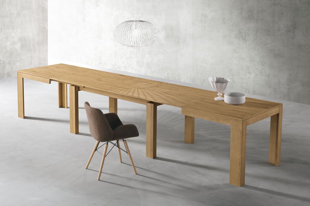 Un lungo tavolo di legno con una sedia accanto in una stanza.