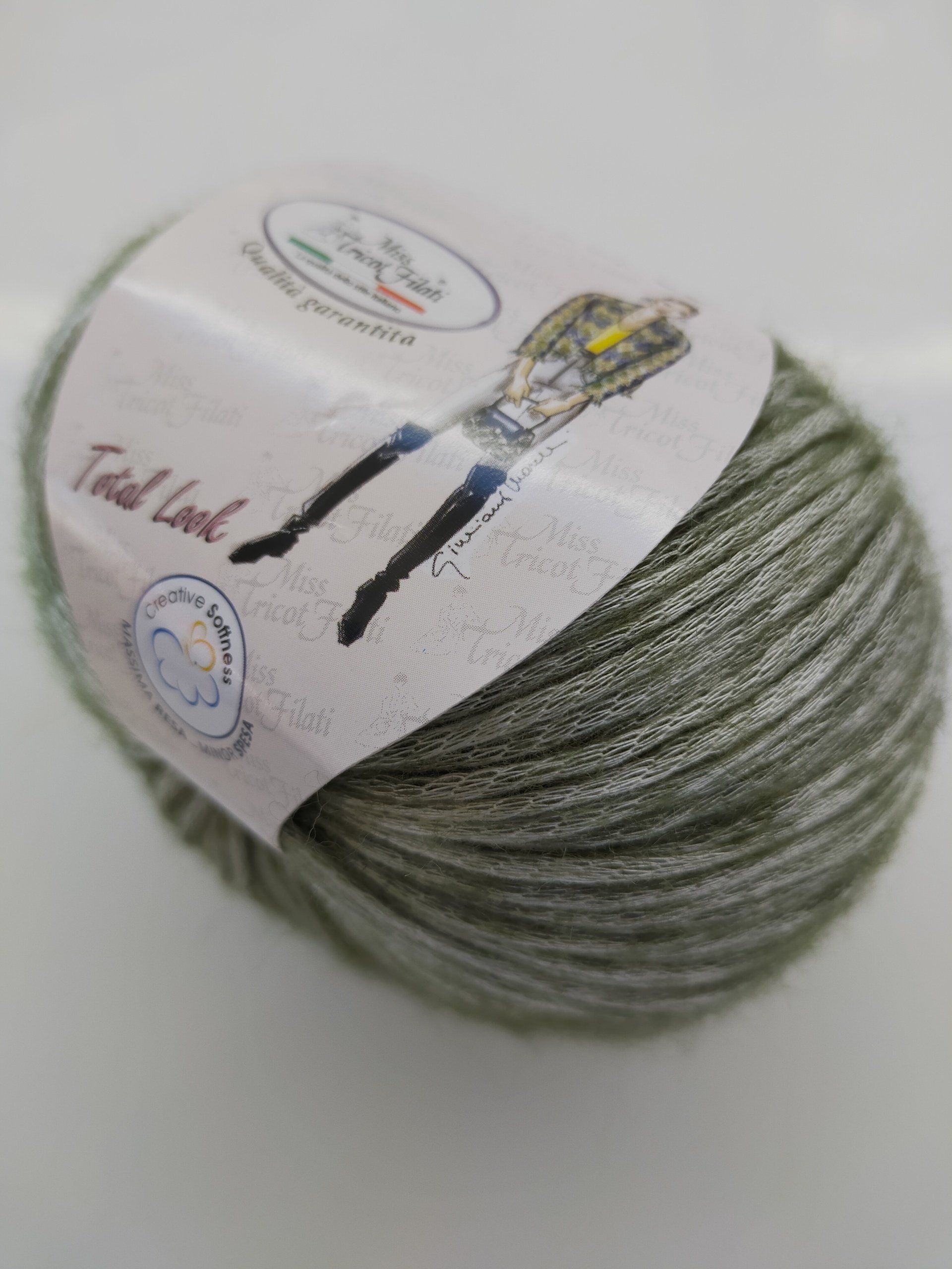 gomitoli di lana e viscosa