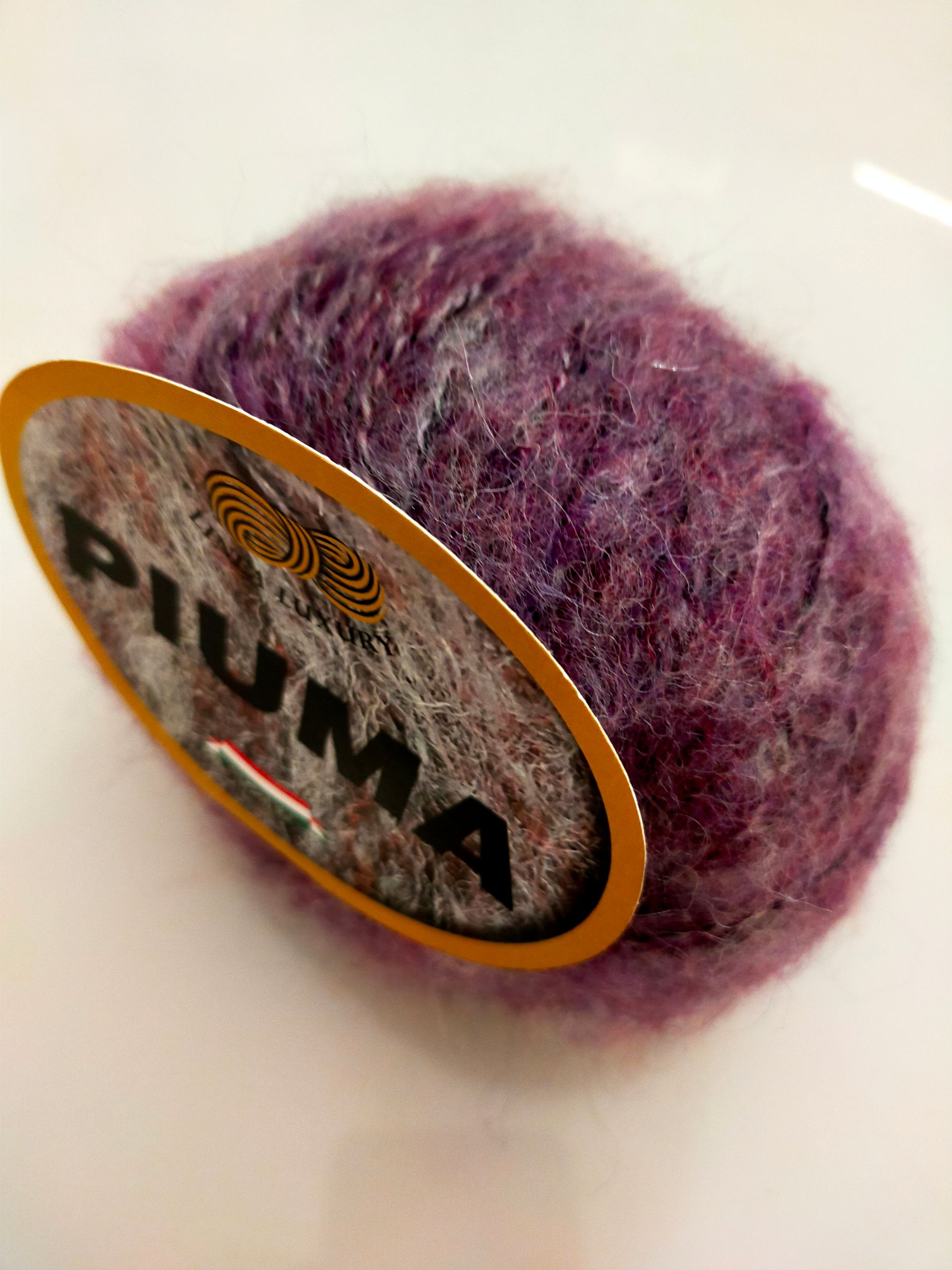 gomitoli di lana mista con effetto peloso