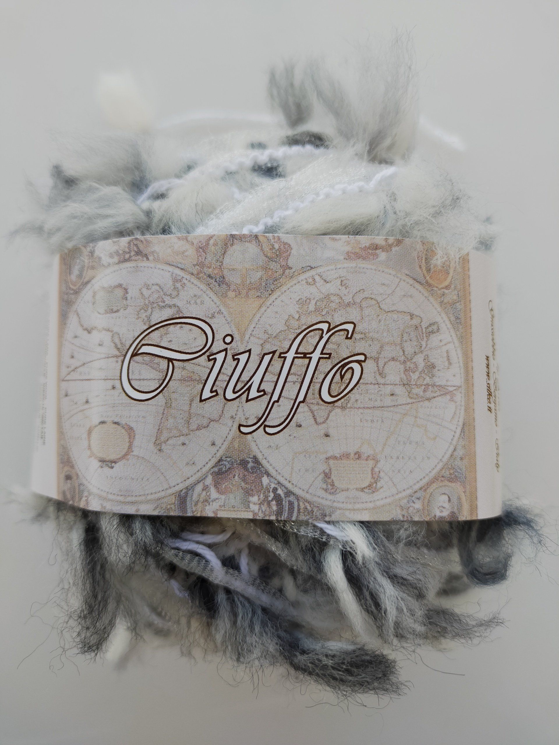 gomitoli di filo con ciuffo