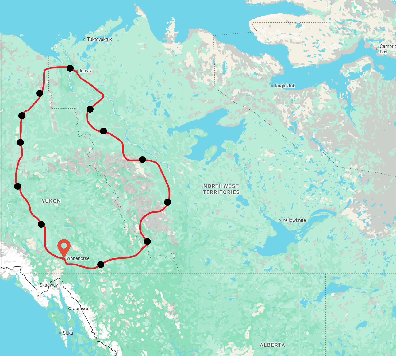 Kaart van Yukon met een rode routeomtrek en zwarte routepunten op een lichtblauwe terreinachtergrond.
